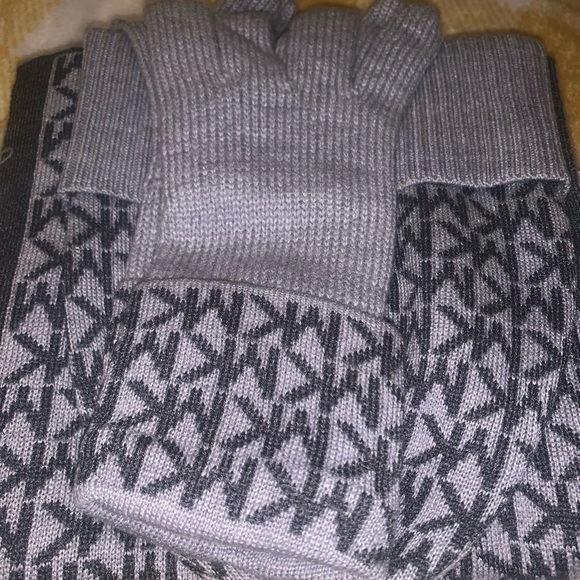 Grey/black MK MICHEAL KORS HAT/SCARF/GLOVES DELUXE SET! $148.00 retail tag - Picture 6 of 6